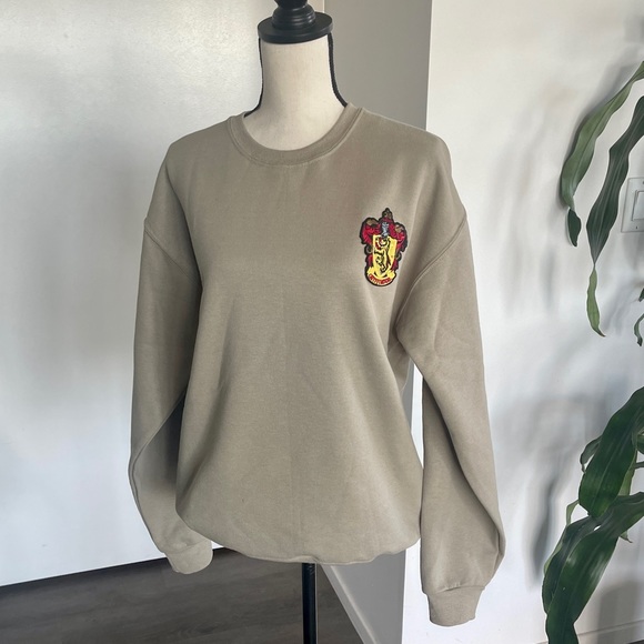 🆕 Harry Potter Gryffindor House Crest embroider patch beige tan sweater medium - Picture 2 of 6